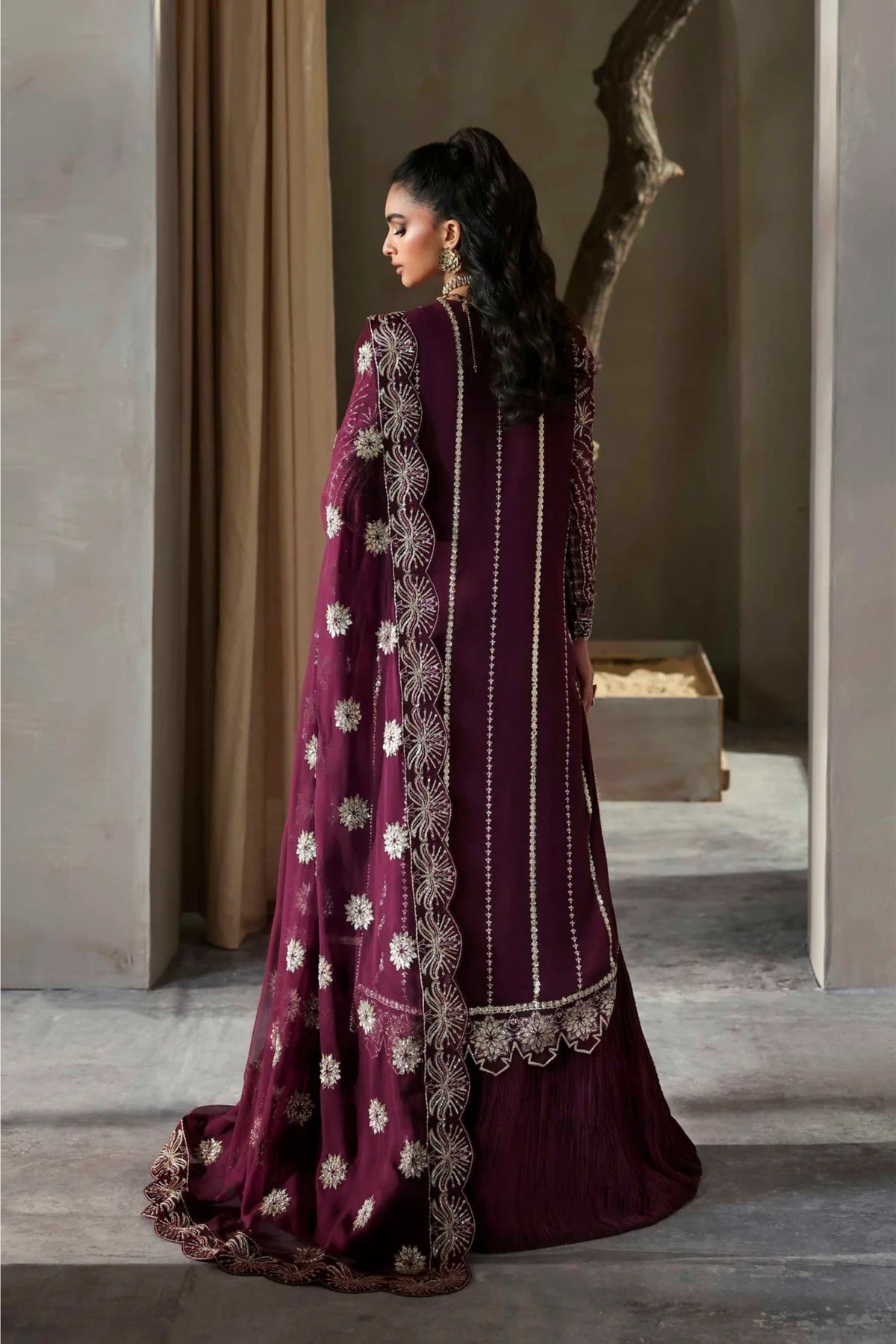Latest Pakistani Wedding Guest Outfits 2025