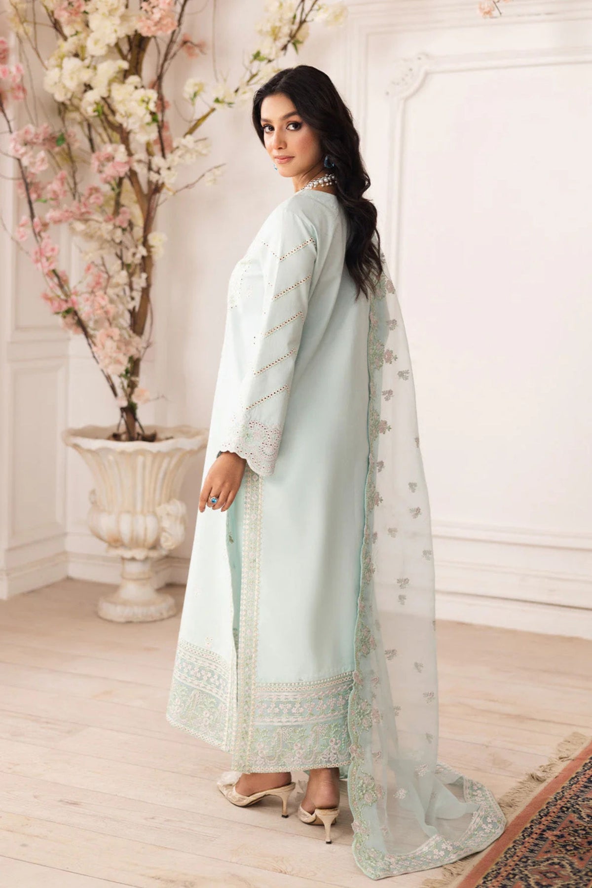 Women&#39;s Semi Formal Lawn Outfits