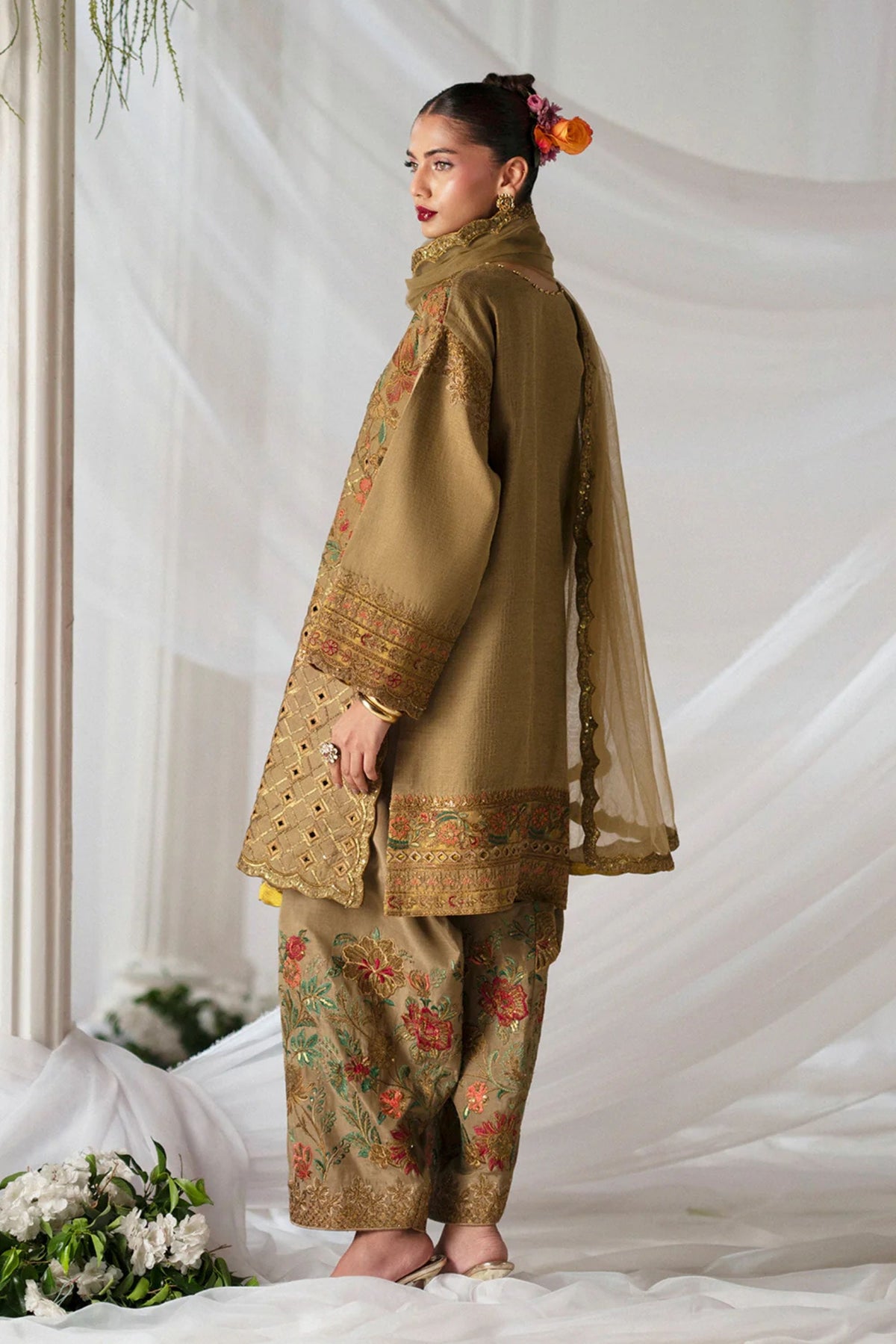 Pakistani Ladies Wedding Outfits 