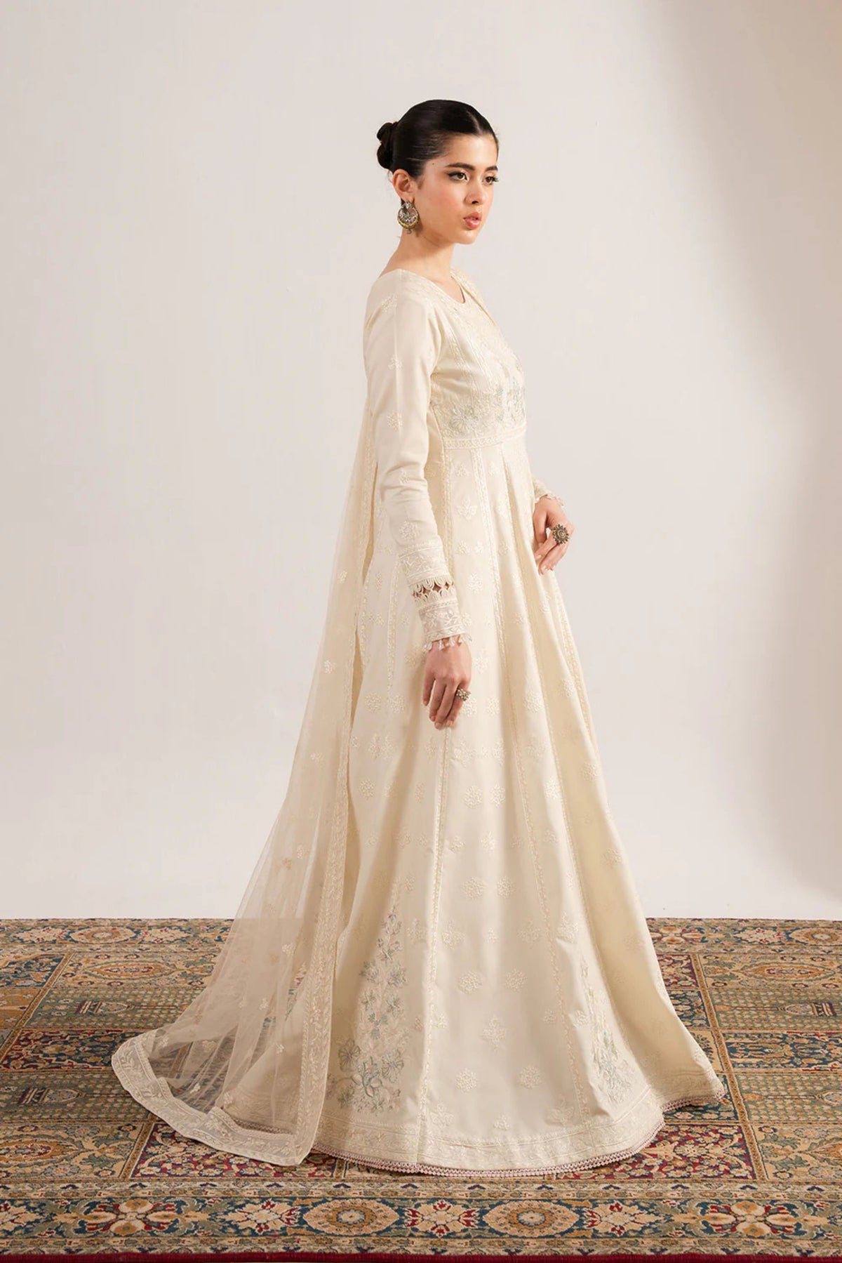 Latest Pakistani Formal Outfits 2025