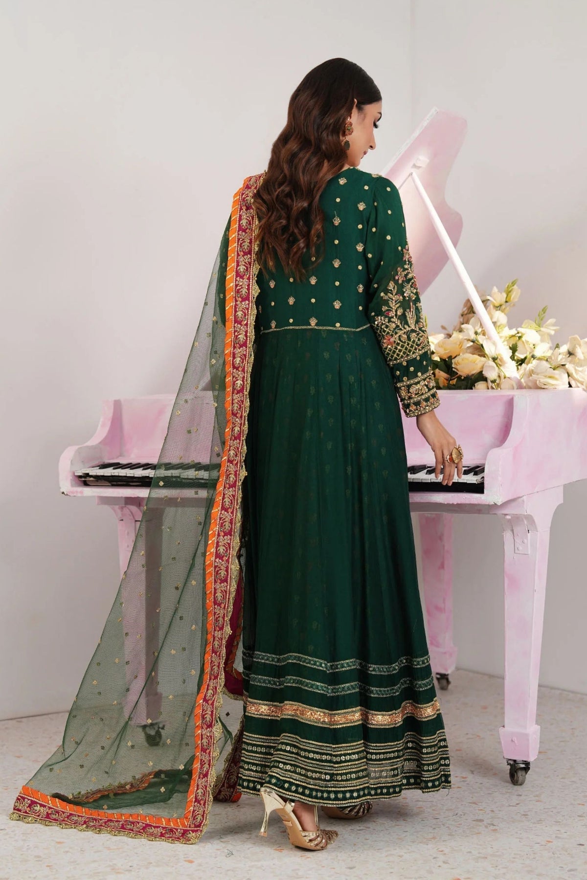 Pakistani Mehndi Wear Clothes For Females