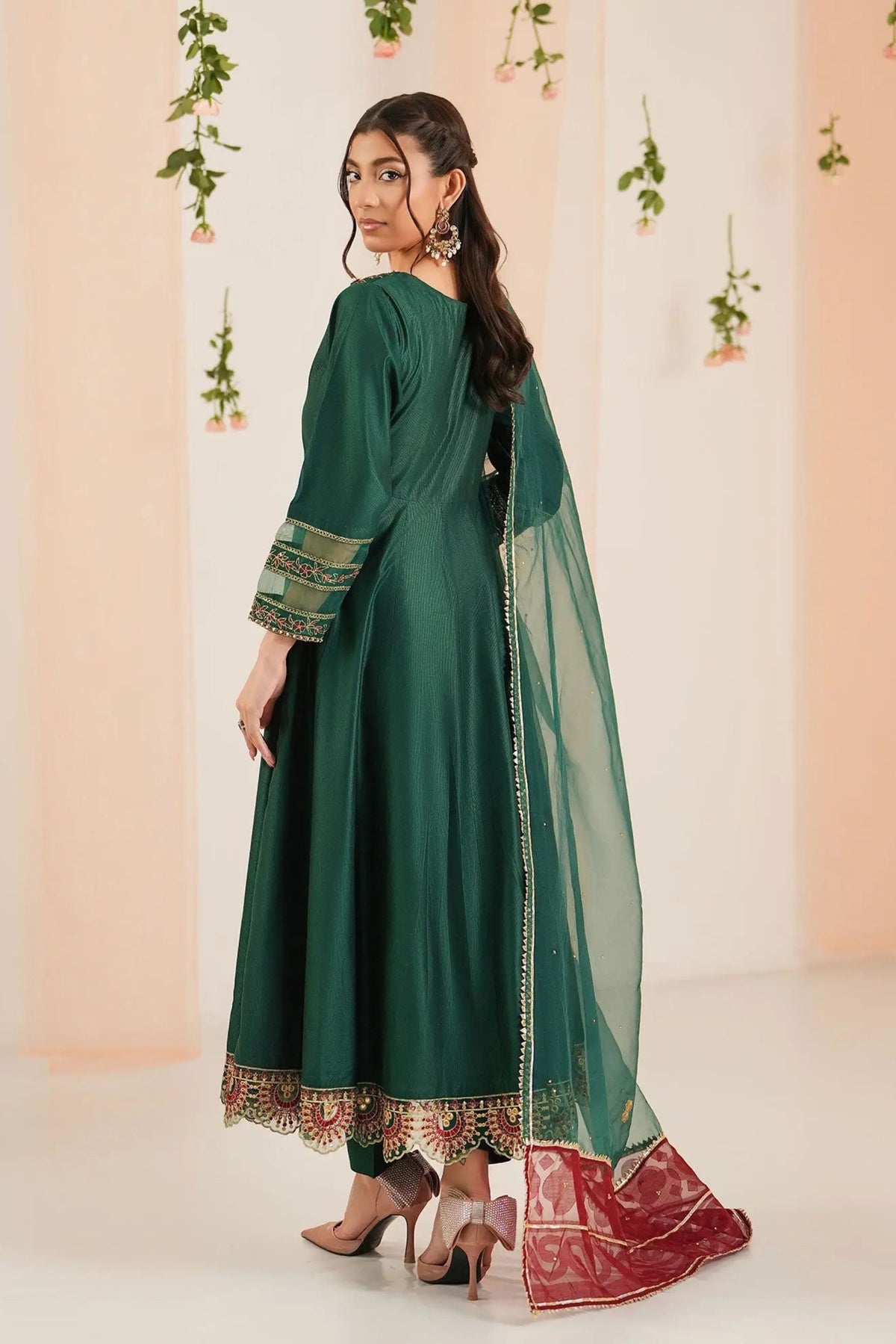 Latest Pakistani Wedding Outfits 2025