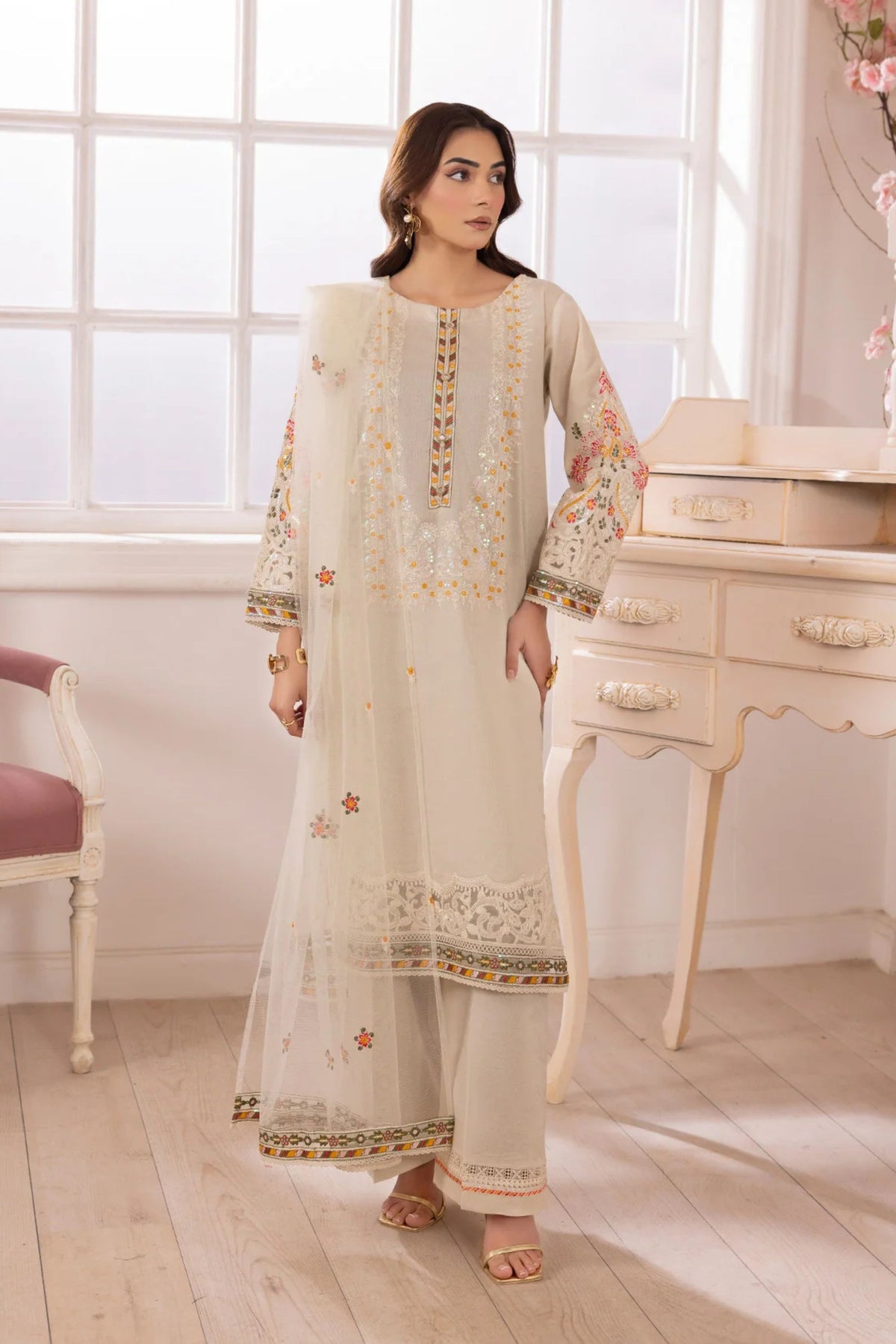 Formal Outfits For Women Pakistani