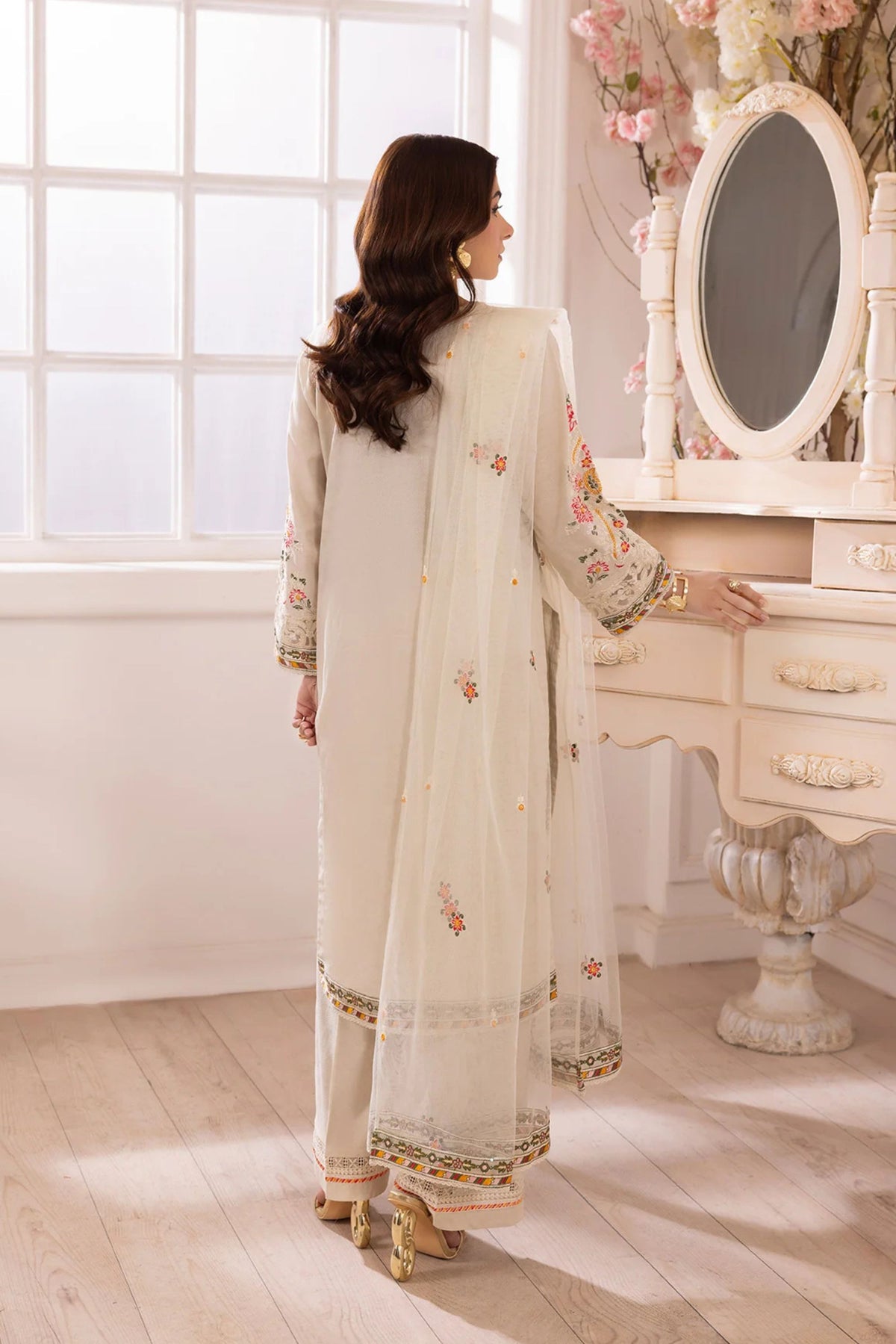 Formal Outfits For Women Pakistani