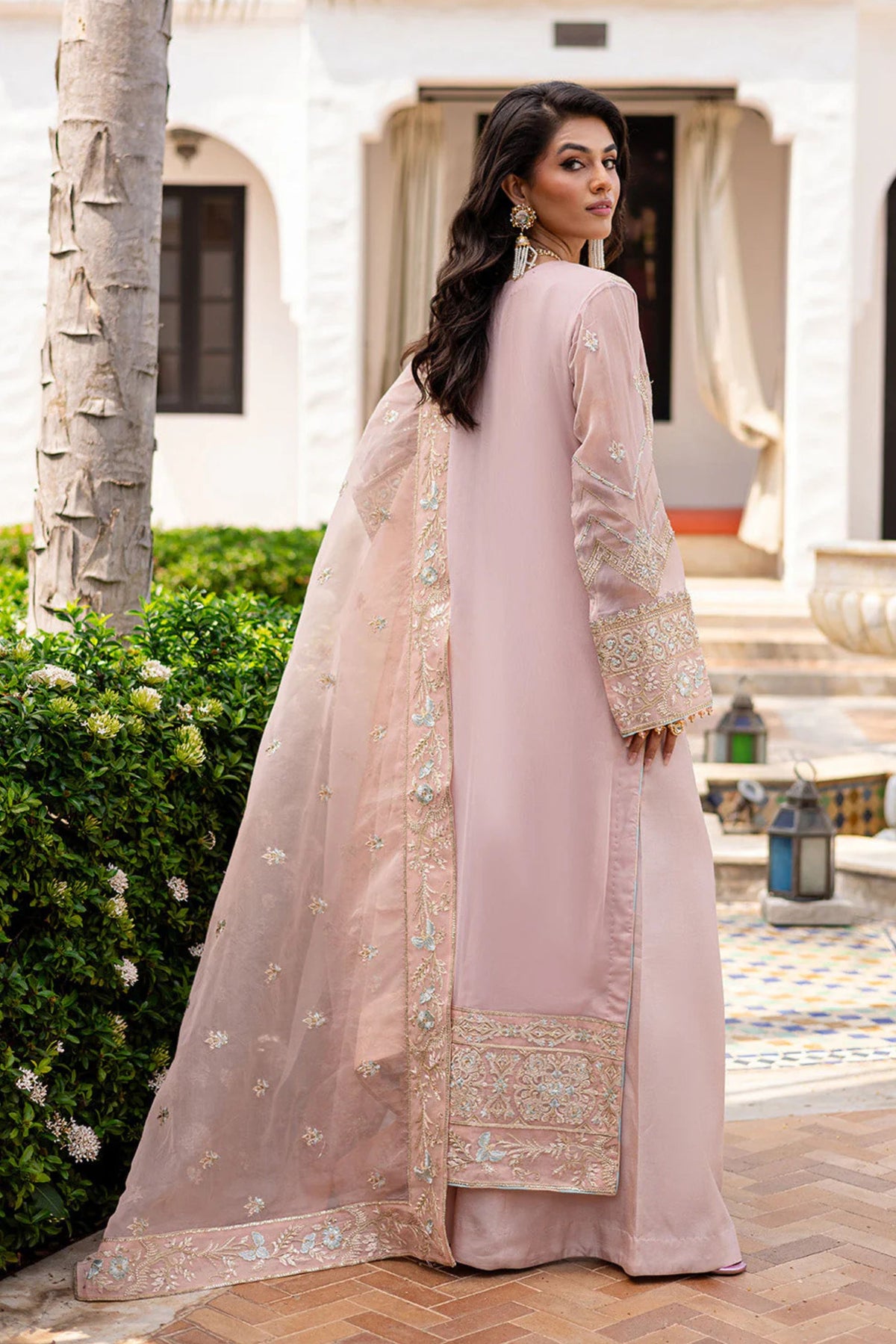 Pakistani Wedding Clothes For Females In UK