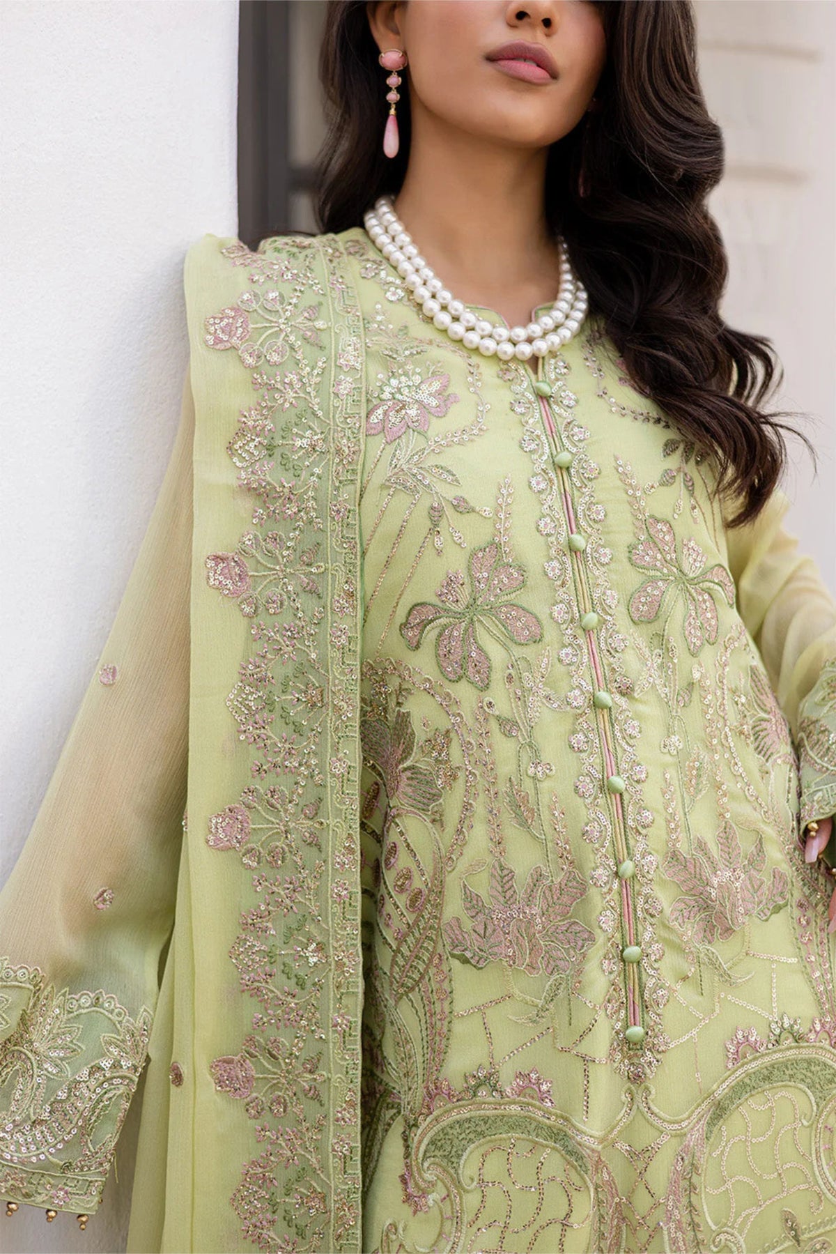 Pakistani Wedding Guest Outfits 2025
