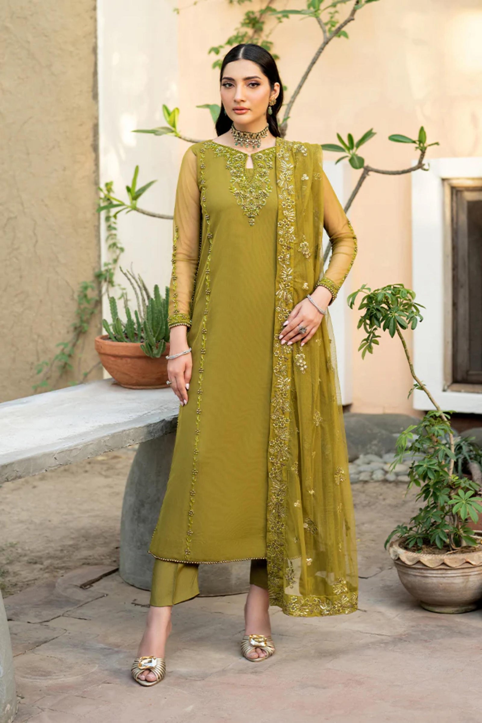 Pakistani Mehndi Night Outfit For Ladies