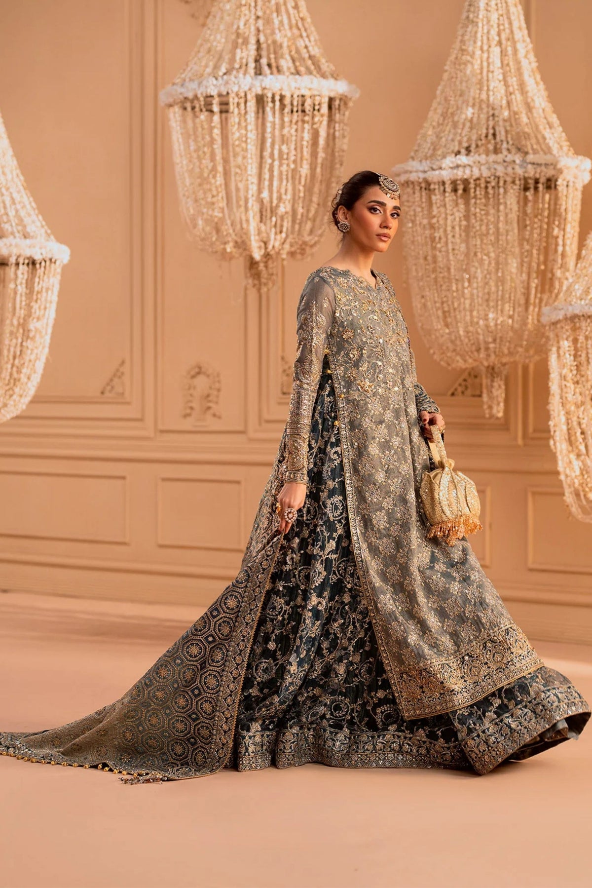 Pakistani Wedding Outfits For Sister Of The Bride