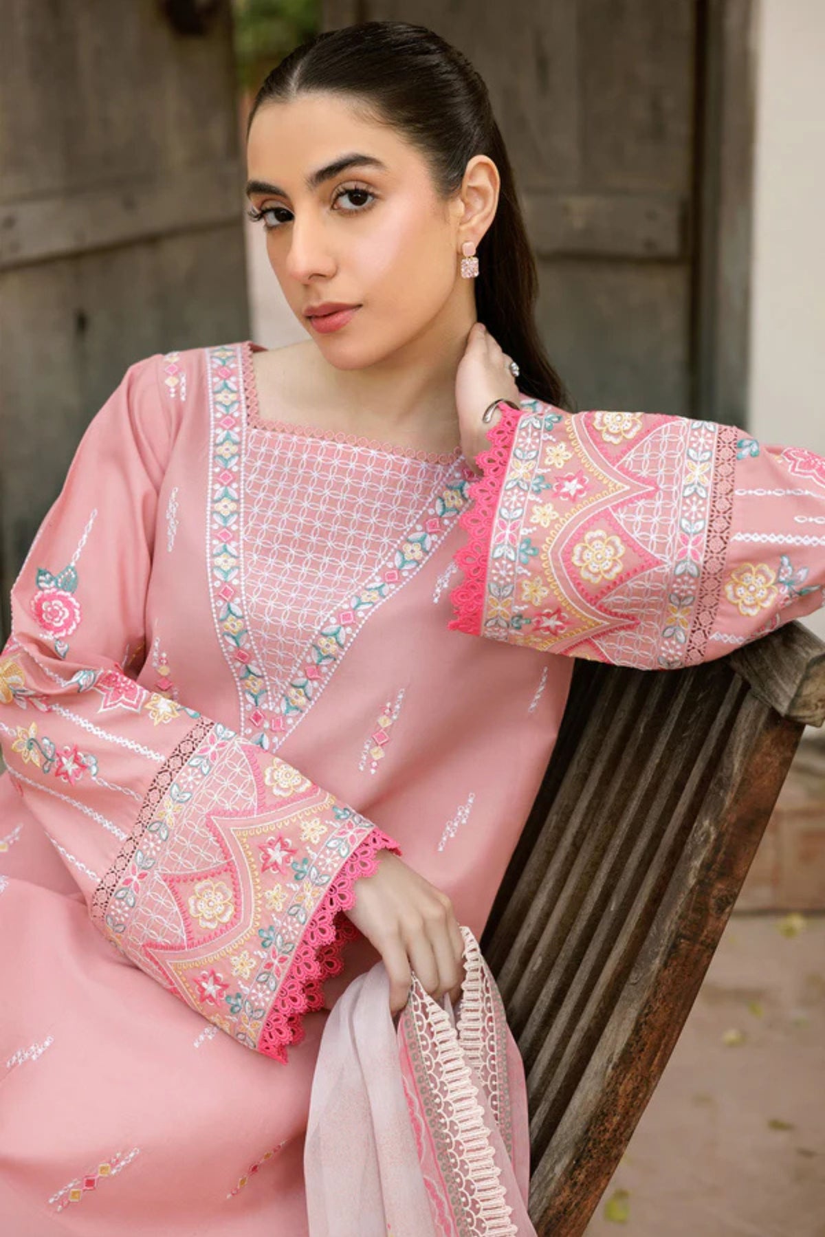 Best Pakistani Lawn Suits In USA, UK, Canada, and New Zealand
