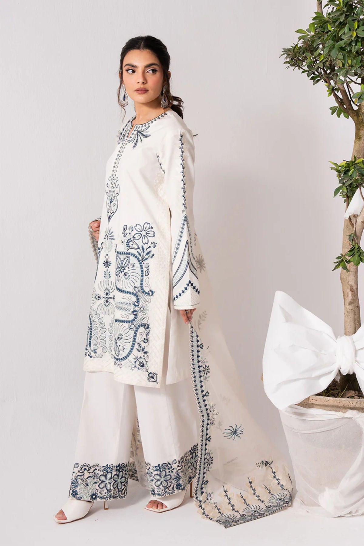Guest Outfits To Attend Pakistani Get Together