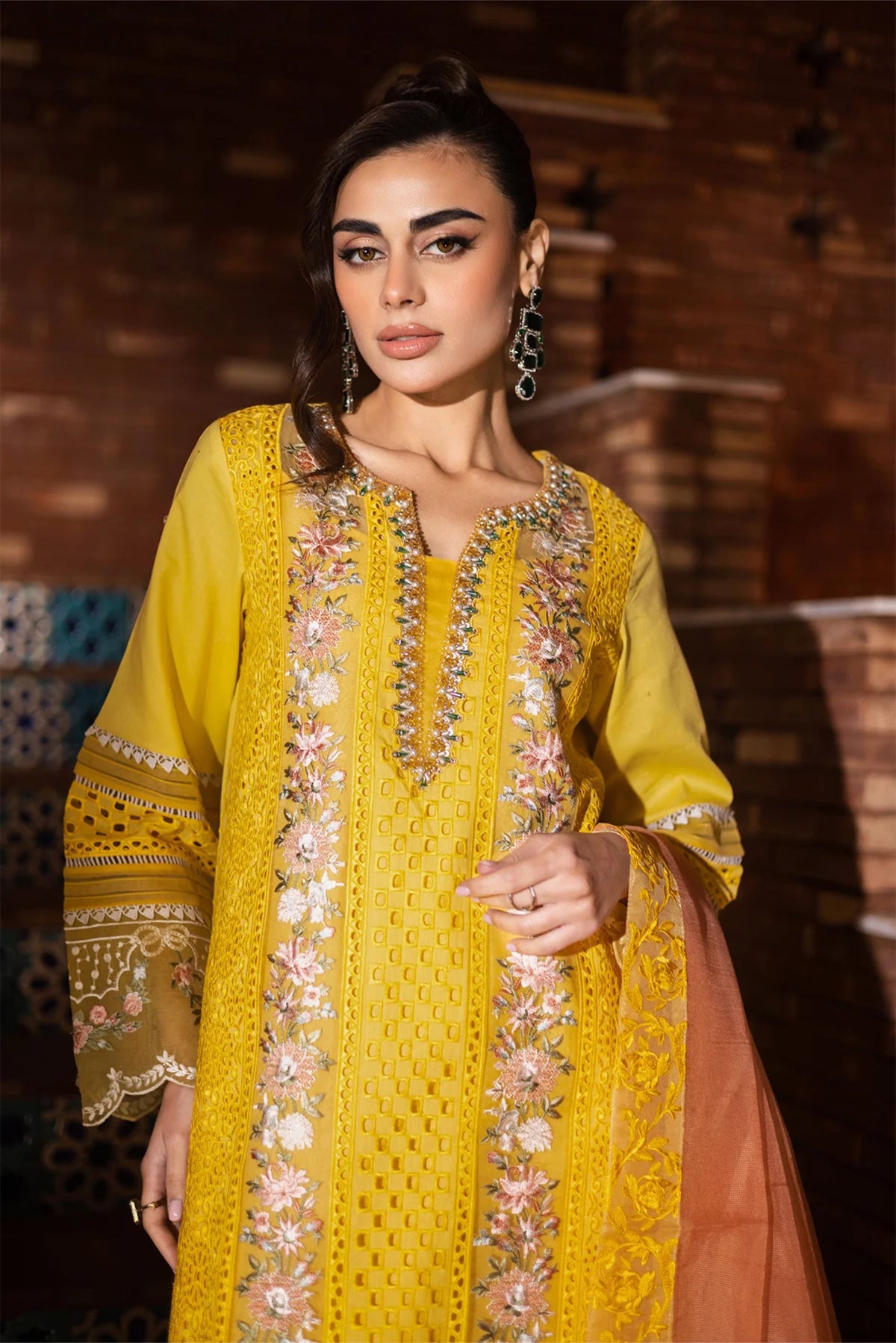 Pakistani Lawn Suits For Ladies
