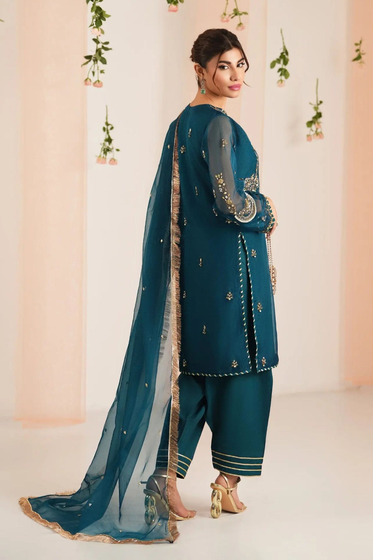 Wedding Wear Pakistani Outfits For Mehndi Event