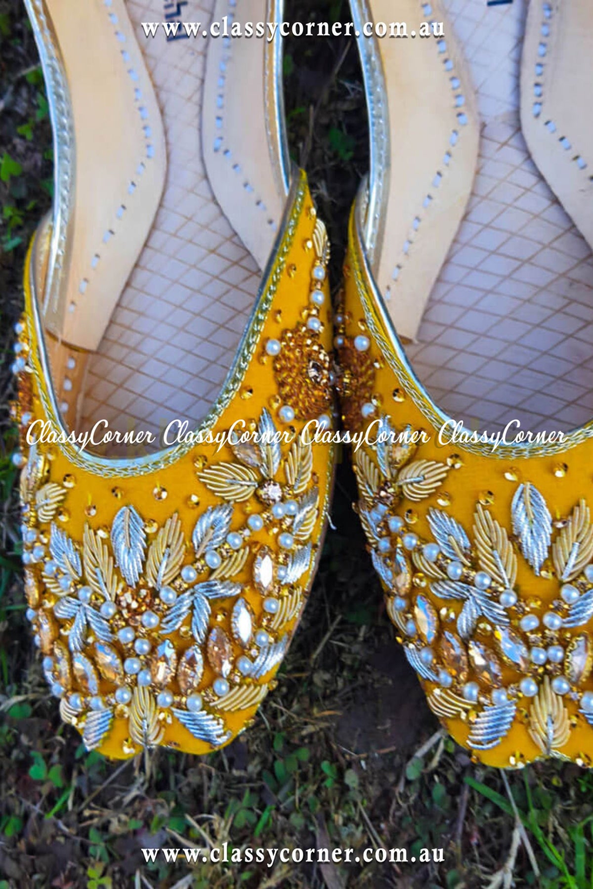 Premium Embroidered Khussa - Classy Corner